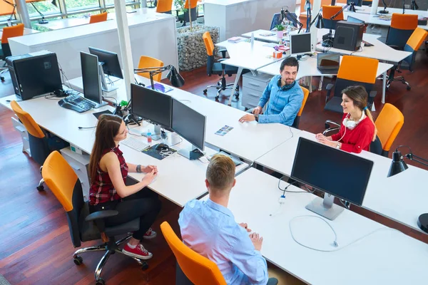 スタートアップ ビジネス人々 現代で働く毎日仕事をグループ化コワーキング オフィス スペース — ストック写真