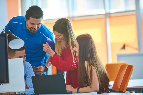 Start Unternehmensgruppe Arbeitet Täglich Modernen Coworking Büroflächen — Stockfoto