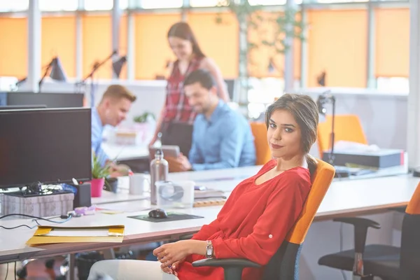 Start Unternehmensgruppe Arbeitet Täglich Modernen Coworking Büroflächen — Stockfoto