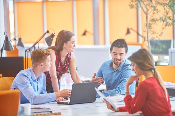 Start Affärsmän Grupp Arbetar Vardagliga Jobb Modern Coworking Kontorslokaler — Stockfoto