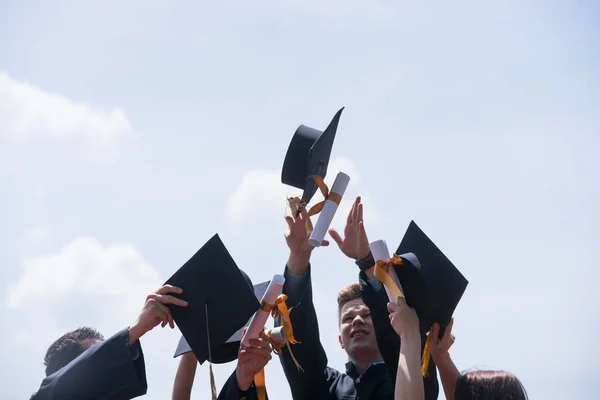 Edukacja Dyplom Koncepcja Ludzi Grupa Szczęśliwych Studentów Zagranicznych Moździerzach Sukniach — Zdjęcie stockowe