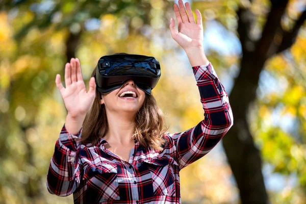 Chica Bonita Usando Auriculares Afuera Parque Divirtiéndose — Foto de Stock