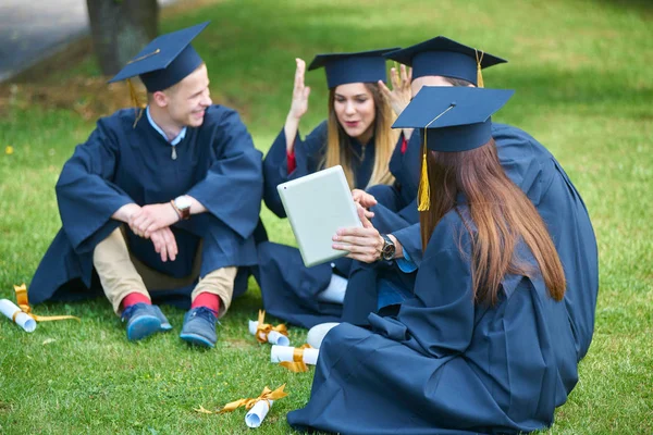 Concepto Educación Graduación Personas Grupo Estudiantes Internacionales Felices Tablas Mortero — Foto de Stock