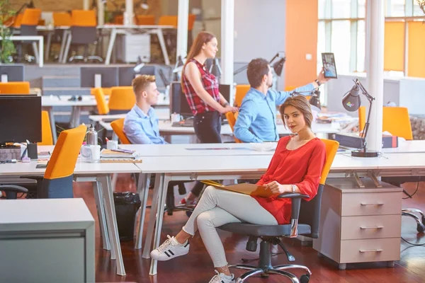 Start Unternehmensgruppe Arbeitet Täglich Modernen Coworking Büroflächen — Stockfoto