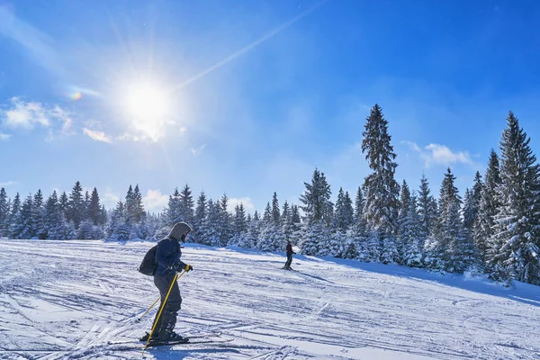 Górski Stok Narciarski Słoneczny Dzień Zima Góry Krajobraz — Zdjęcie stockowe