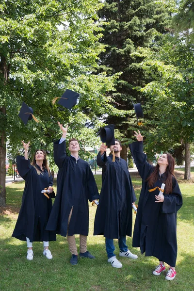 Concepto Educación Graduación Personas Grupo Estudiantes Internacionales Felices Tablas Mortero — Foto de Stock