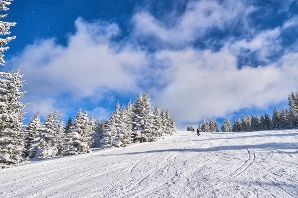 Berghang Einem Sonnigen Tag Winterliche Berglandschaft — Stockfoto