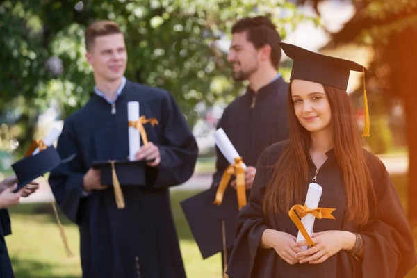 Edukacja Dyplom Koncepcja Ludzi Grupa Szczęśliwych Studentów Zagranicznych Moździerzach Sukniach — Zdjęcie stockowe