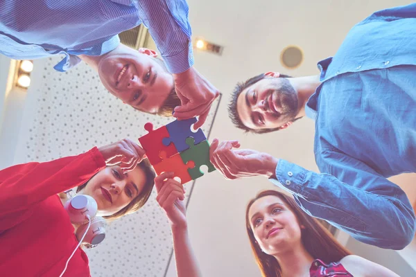 Startup Business People Assembling Jigsaw Puzzle Suporte Equipe Conceito Ajuda — Fotografia de Stock