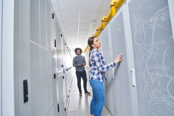 sunucu bakım bir veri merkezinde çalışan iki genç teknisyen