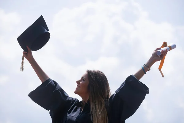 Ευτυχισμένη Γυναίκα Στο Πανεπιστήμιο Μέρα Της Αποφοίτησης Εκπαίδευσης Και — Φωτογραφία Αρχείου