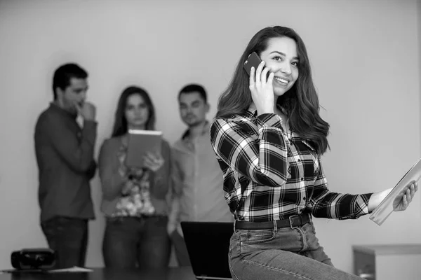 Jovens Trabalhando Duro Para Tornar Ideias Realidade Inicialização Metting Conceito — Fotografia de Stock