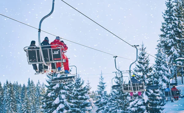 Skiërs Snowboarders Een Skilift — Stockfoto