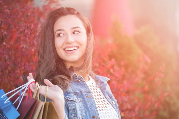 Menina Bonita Com Sacos Compras Divertindo Comprador Shopaholic — Fotografia de Stock