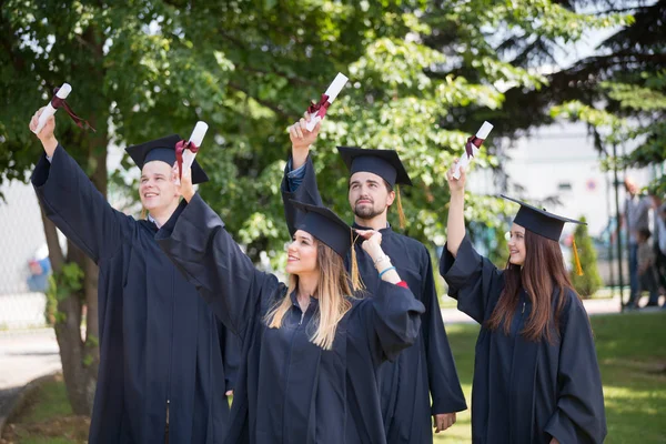 Educação Graduação Conceito Pessoas Grupo Estudantes Internacionais Felizes Placas Argamassa — Fotografia de Stock