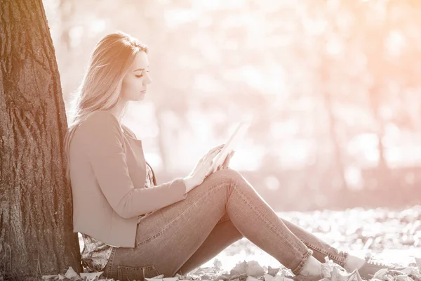 Mooi Meisje Met Behulp Van Tablet Buiten Het Park Werk — Stockfoto