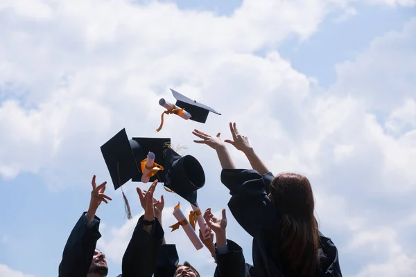 Educação Graduação Conceito Pessoas Grupo Estudantes Internacionais Felizes Placas Argamassa — Fotografia de Stock