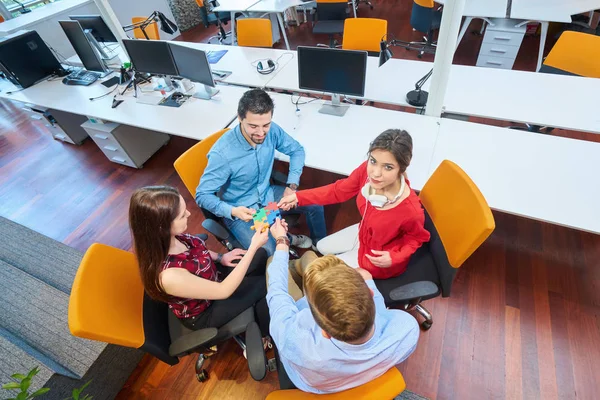 Start Unternehmer Bauen Puzzle Team Support Und Hilfekonzept Zusammen — Stockfoto