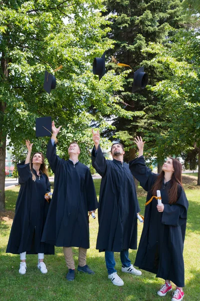 Educação Graduação Conceito Pessoas Grupo Estudantes Internacionais Felizes Placas Argamassa — Fotografia de Stock