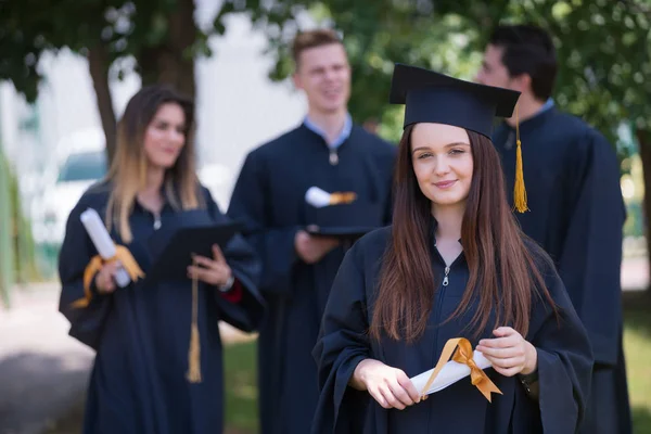 Edukacja Dyplom Koncepcja Ludzi Grupa Szczęśliwych Studentów Zagranicznych Moździerzach Sukniach — Zdjęcie stockowe