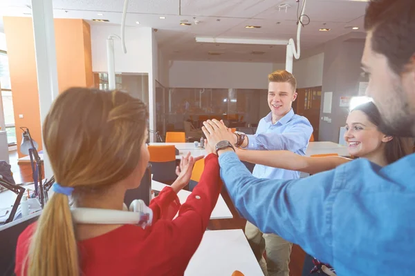 Podnikatelé Při Spuštění Skupiny Pracovní Každodenní Práci Moderní Coworking Kancelářských — Stock fotografie