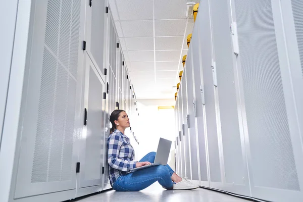 Female Technician Working Server Maintenance White Server Room — Stock Photo, Image