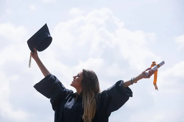 Lycklig Kvinna Hennes Graduation Dagen Universitet Utbildning Och Personer — Stockfoto