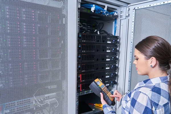 Teknisi Wanita Bekerja Pada Pemeliharaan Server  Ruang  