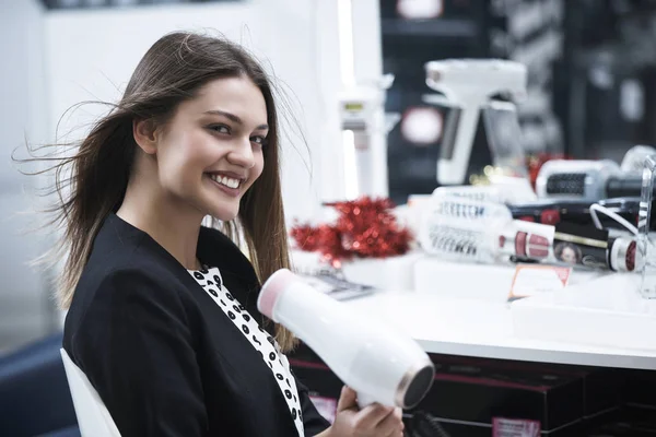 Haarpflege Schöne Langhaarige Frau Trocknet Haare Elektronikgeschäft — Stockfoto