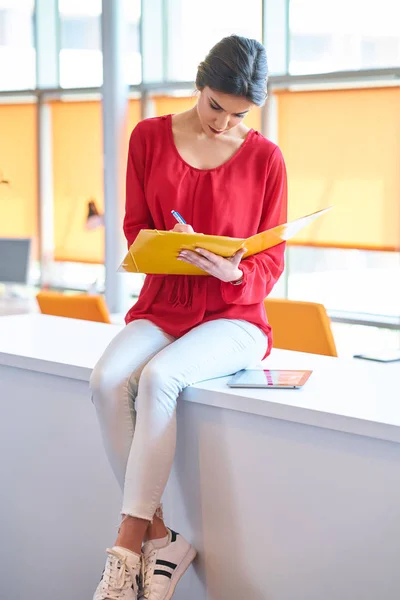 Podnikatelé Při Spuštění Skupiny Pracovní Každodenní Práci Moderní Coworking Kancelářských — Stock fotografie