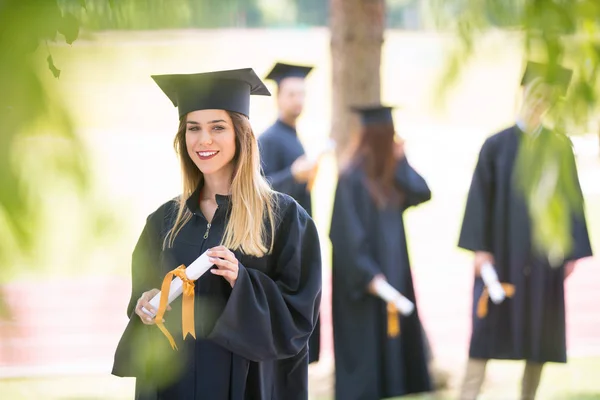 Edukacja Dyplom Koncepcja Ludzi Grupa Szczęśliwych Studentów Zagranicznych Moździerzach Sukniach — Zdjęcie stockowe