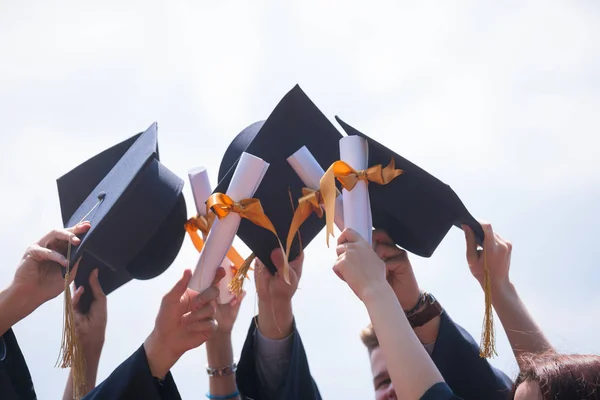 Educação Graduação Conceito Pessoas Grupo Estudantes Internacionais Felizes Placas Argamassa — Fotografia de Stock