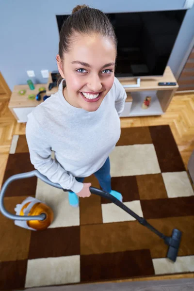 Γυναίκα Που Καθαρίζει Πάτωμα Του Σπιτιού — Φωτογραφία Αρχείου