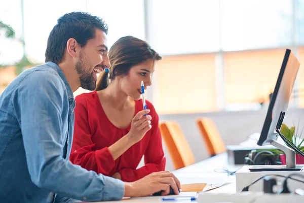 Start Unternehmensgruppe Arbeitet Täglich Modernen Coworking Büroflächen — Stockfoto