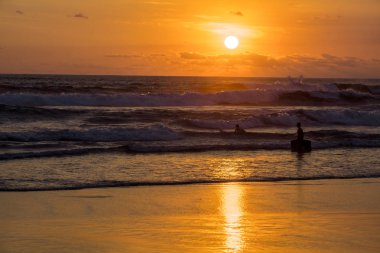 Endonezya plaj dalgalar sörf. tatil kavramı