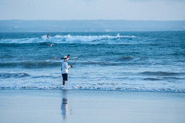 Sahilde balık tutan adam.