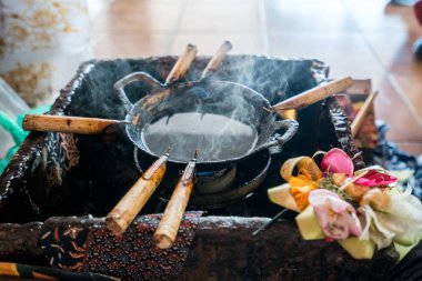 Elle çizilmiş ve el elbise ekili