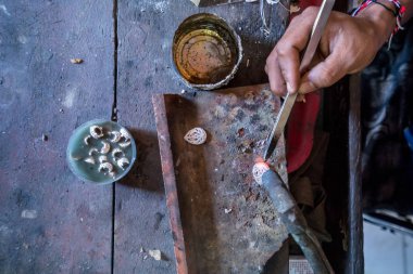 El hazırlanmış gümüş takı