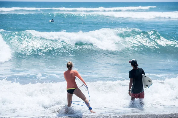 Surfando Ondas Praia Indonésia Conceito Férias — Fotografia de Stock