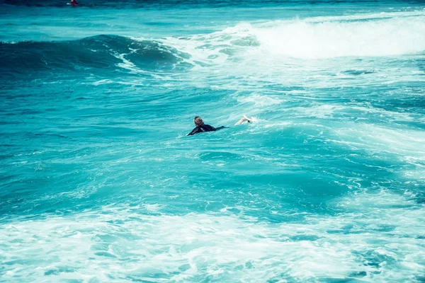 Surfen Auf Den Wellen Des Indonesischen Strandes Urlaubskonzept — Stockfoto