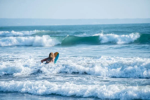 Surfeando Las Olas Playa Indonesia Concepto Vacaciones —  Fotos de Stock