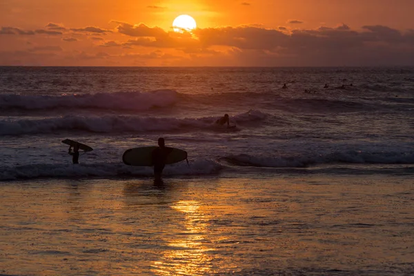 Surfando Ondas Praia Indonésia Conceito Férias — Fotografia de Stock