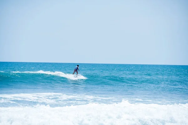 Surfeando Las Olas Playa Indonesia Concepto Vacaciones —  Fotos de Stock