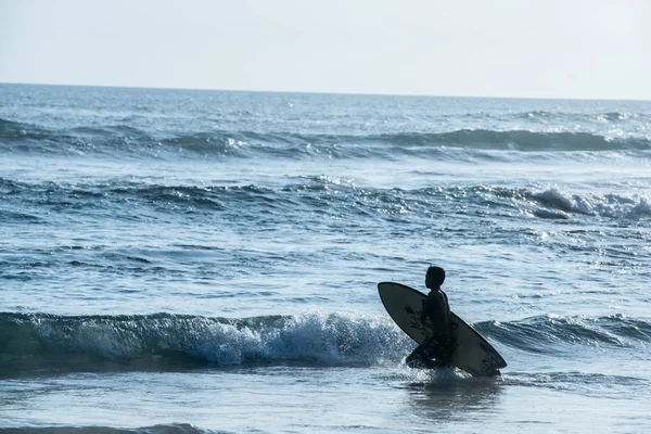 Surfeando Las Olas Playa Indonesia Concepto Vacaciones —  Fotos de Stock