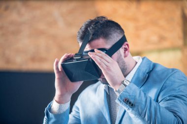 Eğleniyor Vr gözlüklü adam