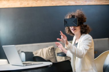 Eğleniyor Vr gözlük kullanan kız