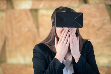 Eğleniyor Vr gözlük kullanan kız