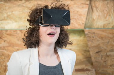 Eğleniyor Vr gözlük kullanan kız