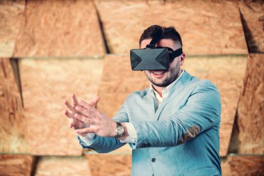 Eğleniyor Vr gözlüklü adam