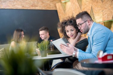 Çift iş nargile ile bir kahve dükkanında tartışıyor